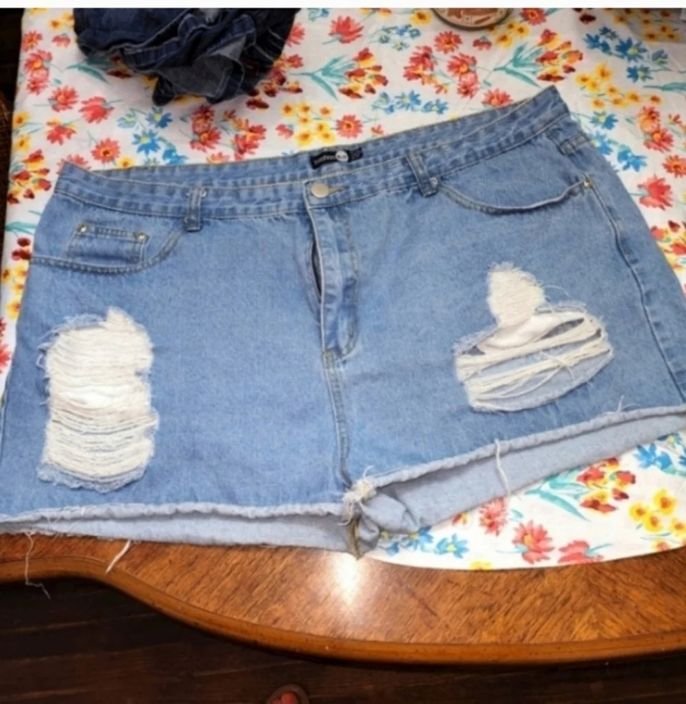 Boohoo denim shorts size 18